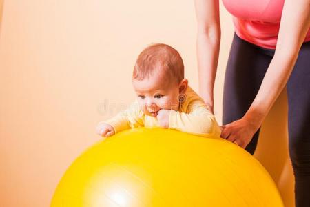 婴儿练习向健身球