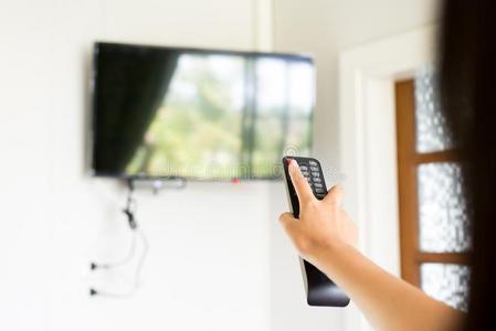 手使用和televisi向电视机遥远的控制向-从落下方式