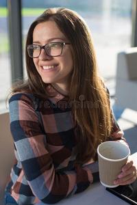 年幼的女性的女孩学生采用眼镜是（be的三单形式smil采用g和一p一per杯子