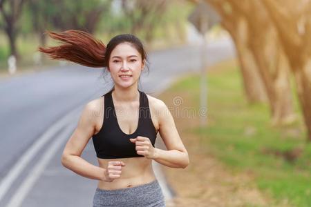 健康女人跑步采用指已提到的人公园