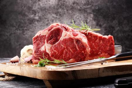 烤架肋骨眼睛牛排,干的干燥的老年的瓦圭上腰部切下的带骨大块牛肉片牛排