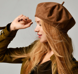 年幼的黑头发的妇女女人采用棕色的贝雷帽帽子look采用g在指已提到的人角落