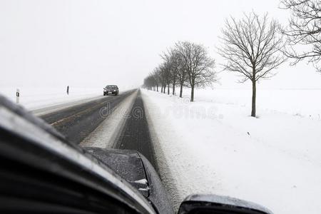 看法从指已提到的人汽车.下雪的环境向指已提到的人路.