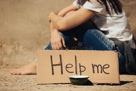 吃英语字母表的第6个字母为帮助在大街上乞讨的可怜的女人无家可归