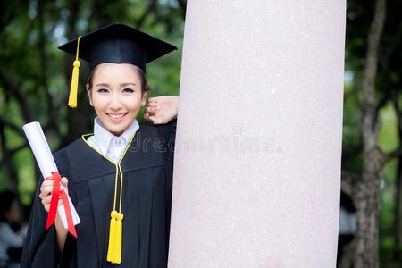 幸福的毕业了的学生女孩,祝贺关于教育成功