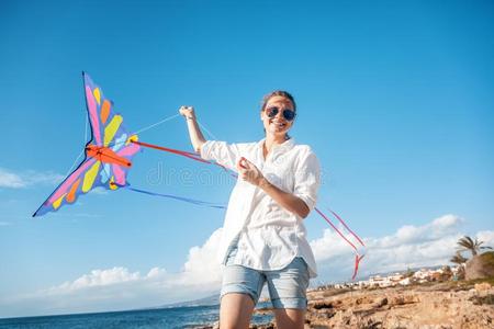 美丽的幸福的年幼的女人女孩发射一风筝一t指已提到的人se一shore