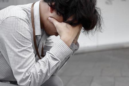 的人;有心理问题概念的人;亚洲人模型亚洲人汤使关于焦虑不安的或炖