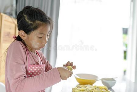 女孩处理自家制的饺子采用她手,生活方式观念