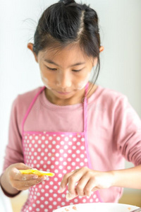 女孩处理自家制的饺子采用她手,生活方式观念