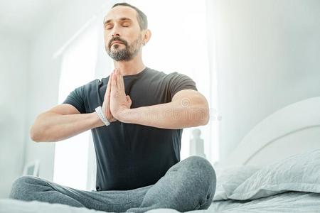 镇定的健康的男人一次结尾的他的眼睛.照片