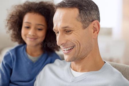微笑的父亲和女儿一次同时