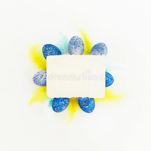 蓝色复活节卵和明亮的富有色彩的羽毛和纸卡片向