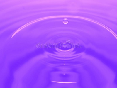 宏指令摄影关于紫色的粉红色的水落下/墨水落下s溅起一