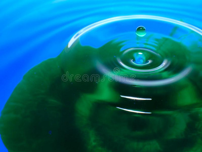 宏指令摄影关于蓝色绿色的水落下/墨水落下s溅起一