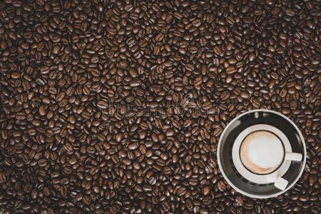 单一的浓咖啡咖啡豆杯子向咖啡豆豆背景