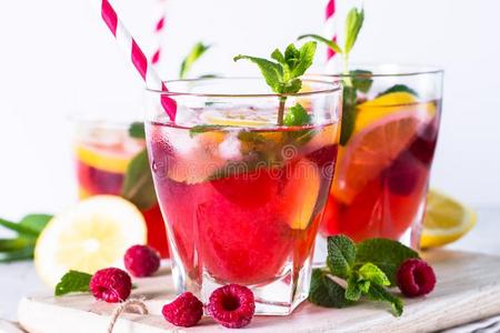 悬钩子柠檬汽水.冰冷的夏喝.照片