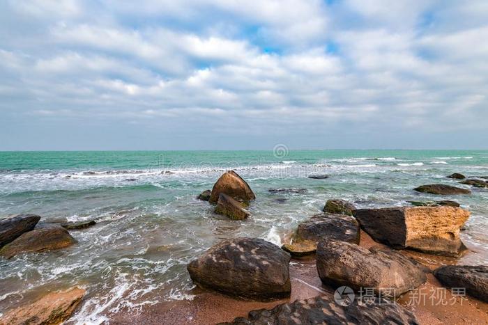 海岸和岩石和清楚的绿松石水