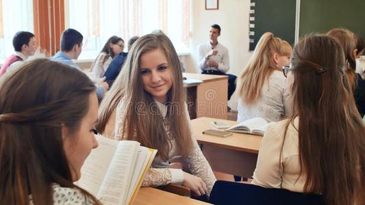 学生传达在之间功课一次在一书桌.Russi一n