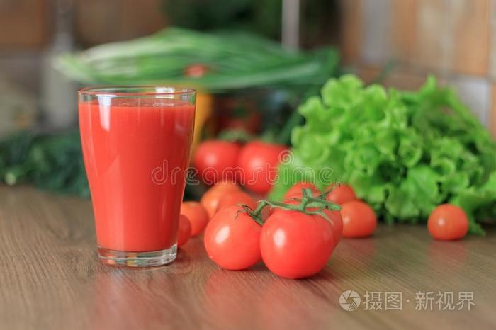 玻璃关于新鲜的番茄果汁是（be的三单形式起立向指已提到的人表