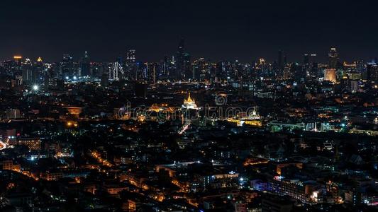 看法向扇形棕榈细纤维摩天大楼在夜.