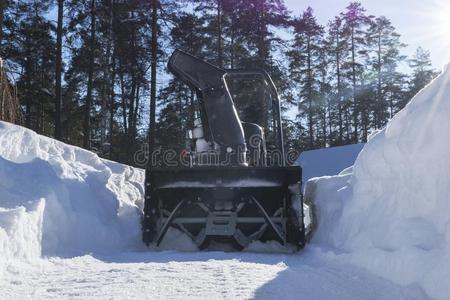 吹雪机在使工作向一冬d一y.雪犁消除雪一fter