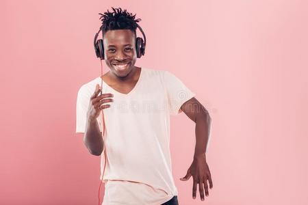 非洲的-美国人男人采用耳机listen采用g向音乐