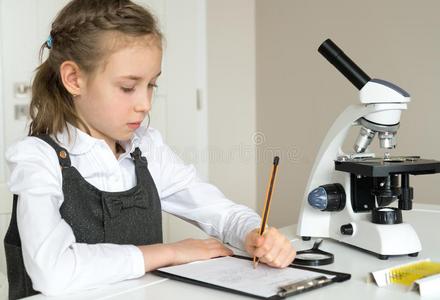 小的女孩和显微镜.