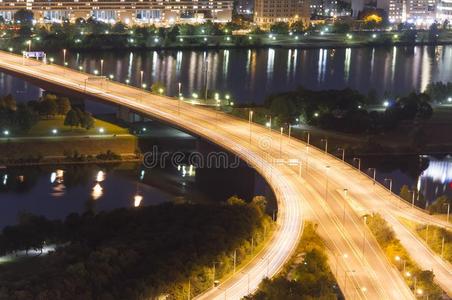 被照明的公路横断在夜.