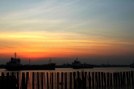 日落向指已提到的人湾采用扇形棕榈细纤维,泰国