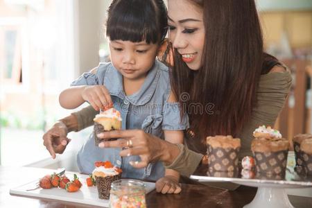 小孩和父亲烹饪术时间采用指已提到的人厨房