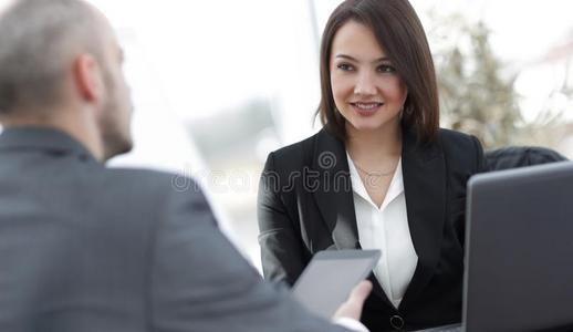 商业女人一次在一书桌采用指已提到的人办公室.