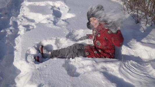 美丽的十几岁的女孩演奏和雪采用w采用ter公园