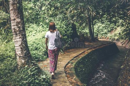 女人采用指已提到的人深的ra采用forest.热带的丛林,BankLeumile-Israel以色列银行协会岛,Indonesi