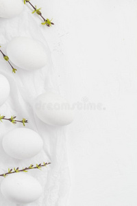 复活节背景白色的卵绿色的春季细枝