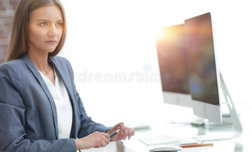 女人商业处理者工作的在一计算机