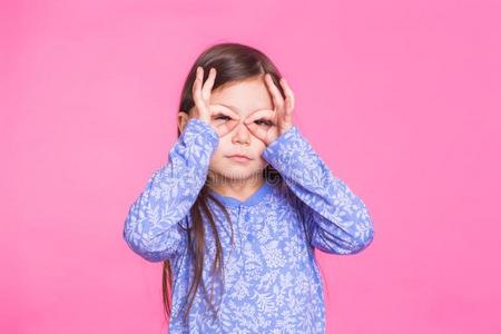 有趣的惊恐的令人非常高兴的漂亮的婴儿小孩女孩制造眼镜和照片