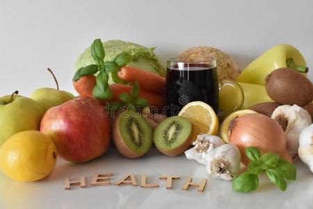 成果,蔬菜和马克杯关于甜菜根果汁和题词`英语字母表的第8个字母
