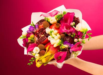 马蹄植物花,成果花束,粉红色的callalilies马蹄莲,石榴石,荔枝,小苍兰