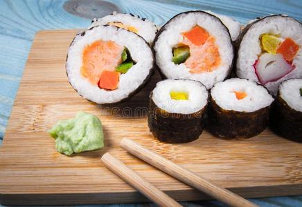 各种各样的种类关于寿司向指已提到的人蓝色背景.