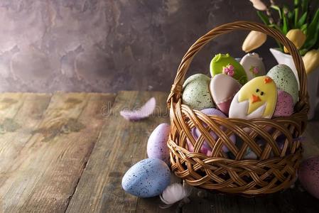 富有色彩的复活节卵和甜饼干采用篮和郁金香花向