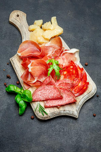 意大利人意大利熏火腿克鲁多或西班牙的贾蒙,香肠和奶酪