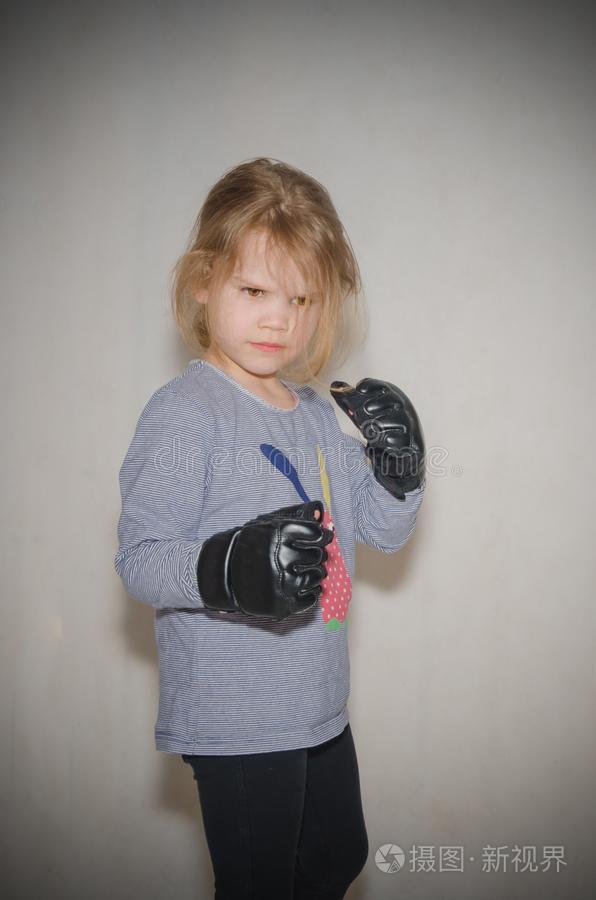 采用格斗行李架,小孩,女孩采用拳击手套为手-向-手格斗
