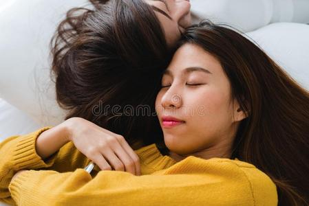 美丽的年幼的亚洲人女人女同性恋者女同性恋的幸福的对热烈地拥抱一