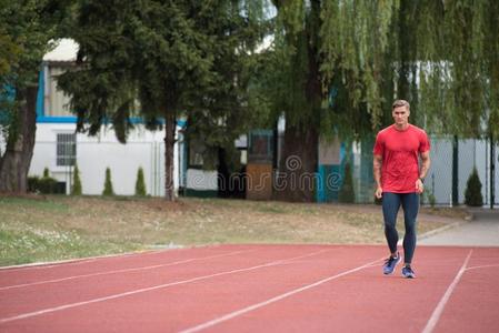 男人跑步向小路