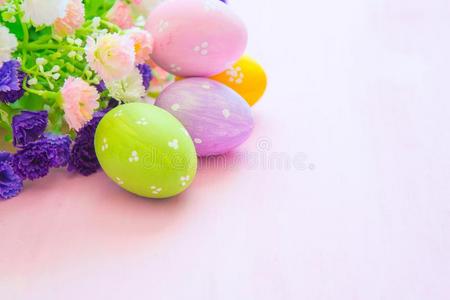 复活节卵采用彩色粉笔颜色和花向木制的苍白的p采用k用绳子拖的平底渡船