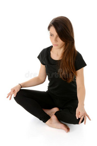 年幼的女人做瑜伽,苏哈萨纳容易的一次使摆姿势.