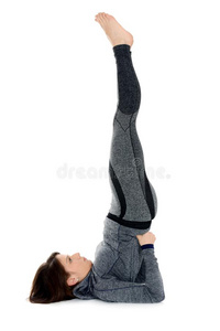 年幼的女人做瑜伽瑜珈的任何一种姿势Sarvang瑜珈的任何一种姿势肩架