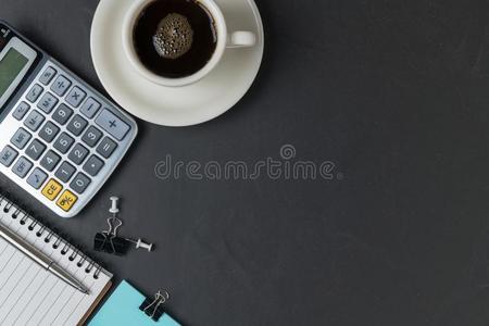 办公室黑的石头书桌表和计算器,黑的咖啡豆和