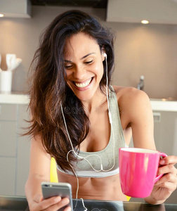 幸福的微笑的女人倾听音乐和戴在头上的收话器