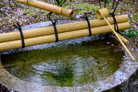 tsukubai水人造喷泉采用日本人花园在基塔-采用庙,科斯科斯岛照片